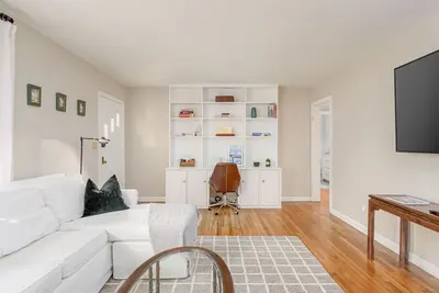 Image de Downtown Home Near Beach, Spacious + Pet Friendly