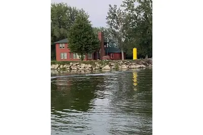 Image de Waterfront Cottage with Large Property