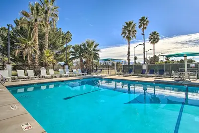 Image de 55 + Community Retreat w\/ Amenity Access!