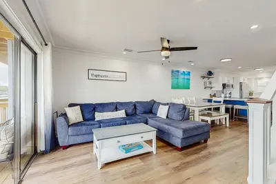 Image de Two-story water view retreat with a pool, washer/dryer, Ac, & balcony