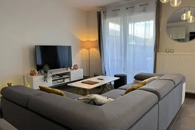 Image de Appartement Confortable avec Terrasse Ă 5 Min du Centre, Navette Ski Gratuite!