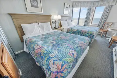 Image de Direct oceanfront studio a high floor with pools!