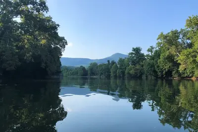 Image de Riverfront Cabin! Farm, Campfires, Kayaks & Trails