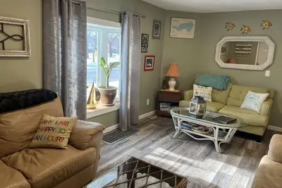 Image de Sleeps 8-4 blks from Surf Ballroom. Cozy home large yard-across from local park!