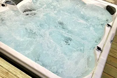 Image de Luxury Living! • Relaxing Hot Tub Spa • King Suite • On Trails • In Town • WiFi