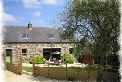 Image de Ravissant cottage de vacances, près de la côte de Granit Rose.