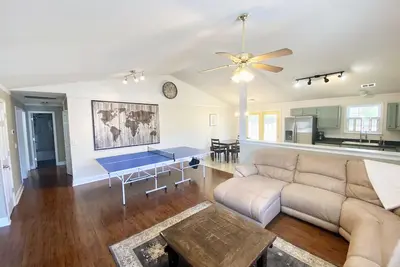 Image de Kid friendly with playset and pingpong! Central and safe location!