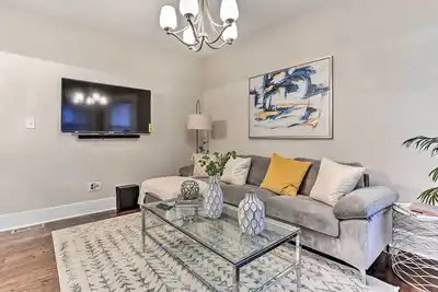 Image de Newark Townhome Near Airport - Pet Friendly!