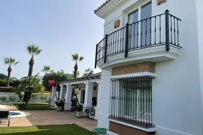 Image de 5star A/C villa, 5 min beach & marina w bars refurb. pool & garden.