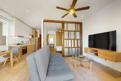 Image de 4th-floor apt with outdoor rooftop pool, gym, balcony, kitchenette, & partial Ac