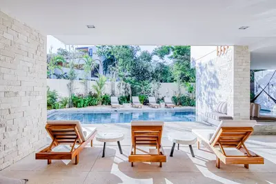 Image de Wonderful 3rd-floor apt with balcony, outdoor pool, gym, elevator, & partial Ac