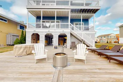 Image de Town of South Bethany canal-front home with 2 balconies, firepit, & kayaks