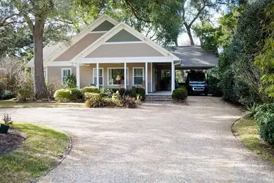 Image de Island Getaway with Hot Tub Short Walking Distance to Village Pier-Dog Friendly