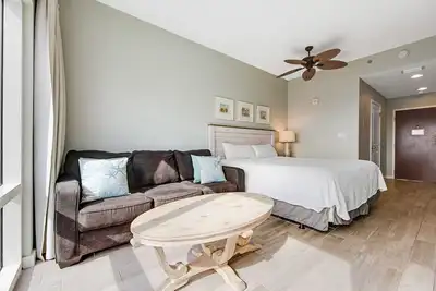 Image de Sunshine-filled ocean view studio with pool, hot tub, fitness room, and Ac