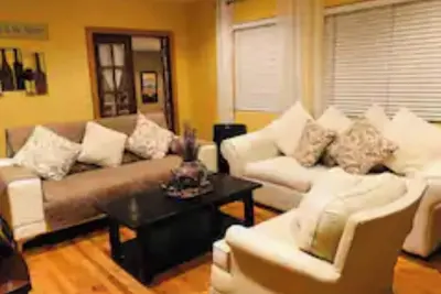 Image de Beautiful Downtown Oxnard - Only 7 min to beach.