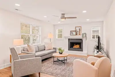 Image de Sunshine Vibes - Coastal Home close to Front St and Local Beaches