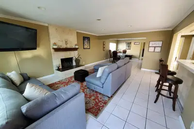 Image de Beautiful 2 story home minutes from the Long Beach Airport