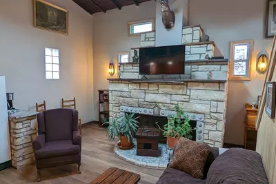 Image de Non Smoking Renovated Historic Stone Cottage, 5min to the Riverwalk. .
