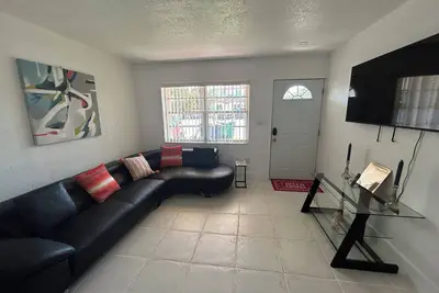 Image de Cozy 2 bedroom home with free parking on premise!