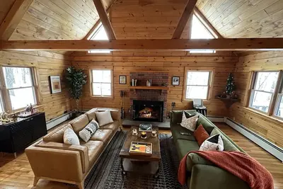 Image de Stunning Log Cabin Lakehouse with/fireplace - steps from lake!