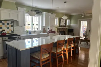 Image de Perfect Location- for beach and downtown, and many parks!