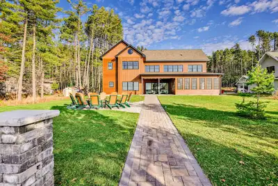 Image de Dog-friendly lakefront home with firepit, 2 grills, fireplace, dock, & kayaks