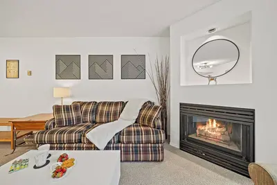 Image de Ski-in/Ski-out | Poll & Hot Tub | Sleeps 5!