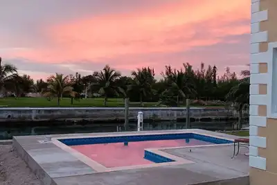 Hello, your paradise found. Palm trees and ocean breeze!