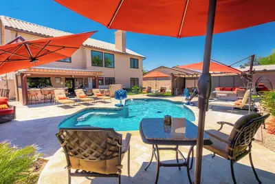 Image de Arizona Luxury Retreat • Heated Pool • Hot Tub • Firepits • Games