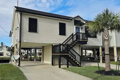 Image de New listing! Raised waterfront property for some great fishing and entertaining