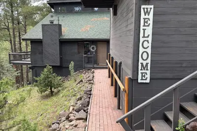 Image de Mountain Pine Main House on Quiet Cul-de-sac-3 Decks-Views of Forest + Hot Tub!