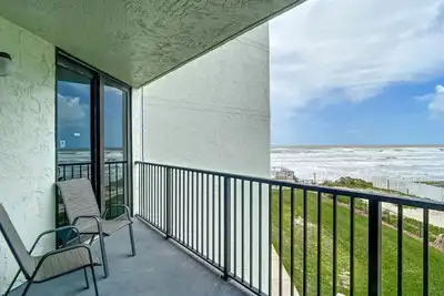 Image de Ocean View with a beachfront pool at Ocean Trillium ~ #301