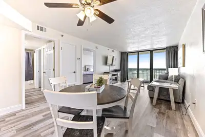 Image de Oceanfront Corner / Overlooking Pool / Ocean Trillium Condo #304