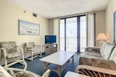 Image de Ocean View with a beachfront pool at Ocean Trillium Condo ~ #402