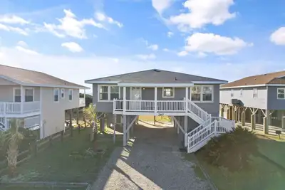 Image de \"2escape2\" - A lovely 4 bedroom / 2 bathroom Oceanfront Home!