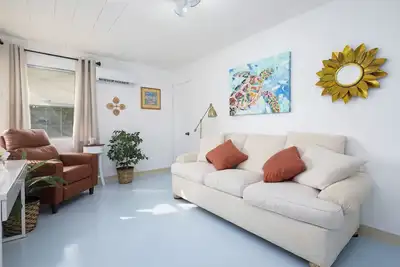 Image de Sleeps 5 - Stylish retreat, minutes from beach.