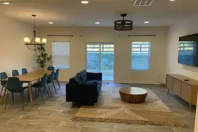 Image de Brand New 3 Bdr w/ King Bed 8 mins to White Water