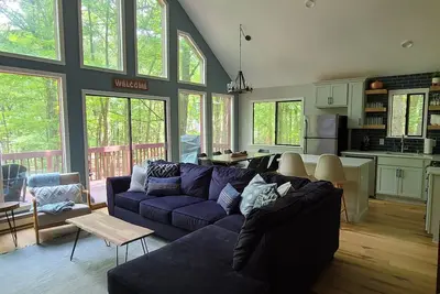 Image de Peaceful fully renovated chalet in Lake Harmony, dog friendly!