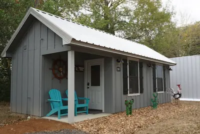 Image de Pirates Cove Tiny House #280 at Copperas Creek