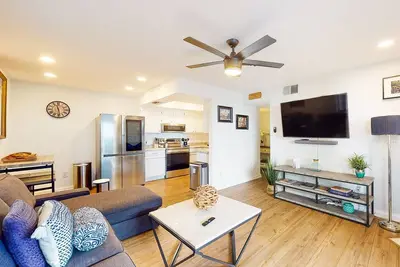 Image de Modern condo with a private balcony, washer\/dryer, central Ac, & shared pool