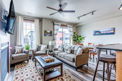 Image de Downtown, mountain-view stay with balcony, fireplace & washer/dryer