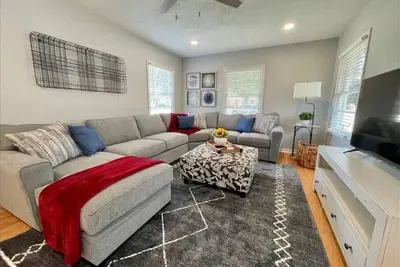 Stylish 4 bedroom House Close to Both the Heart of Bryan and College Station