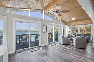 Image de Honeysuckle Beach House - Next to Shady Gators -  Private Beach!