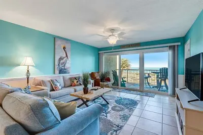Image de Beachfront Beauty: Condo with Pier Access!