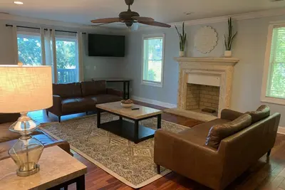 Image de Waterfront and Trail-backing retreat in the heart of the city!