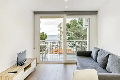 Image de Appartement 'Pedrera 2 Dormitorios' avec vue sur la mer, terrasse privée et climatisation.