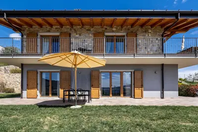 Image de Appartement \"Bocca Nevese Abete\" avec vue sur le lac, terrasse privée et Wi-Fi.