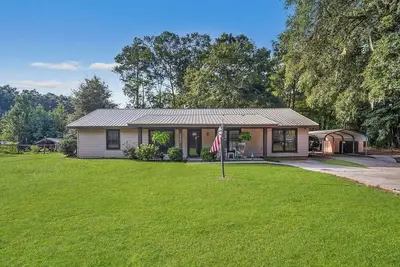 Image de Quality comfort in a convenient location (entire house)