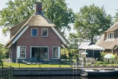 Image de Freonskip is an 8 person child friendly water villa.