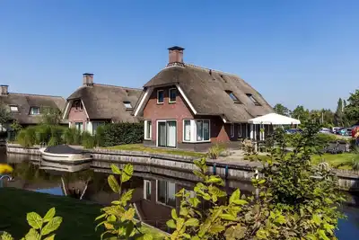 Image de Twadde ThĂąs is an 8 person wellness water villa